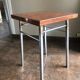 Table en formica avec sa chaise et son tabouret imitation palissandre
