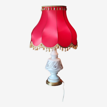 Lampe en verre opalin blanc et doré abat jour en satin rouge 75cm, 1950