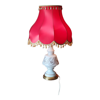 Lampe en verre opalin blanc et doré abat jour en satin rouge 75cm, 1950