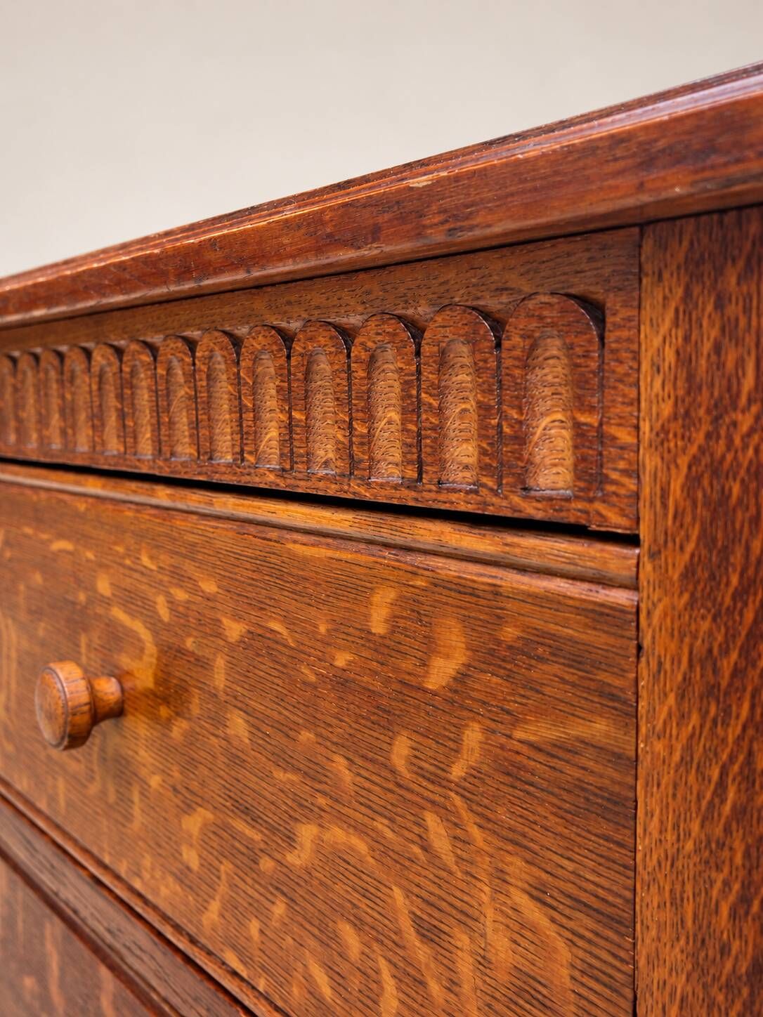 Commode ancienne en chêne sculpté – Début XXe siècle