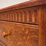 Commode ancienne en chêne sculpté – Début XXe siècle