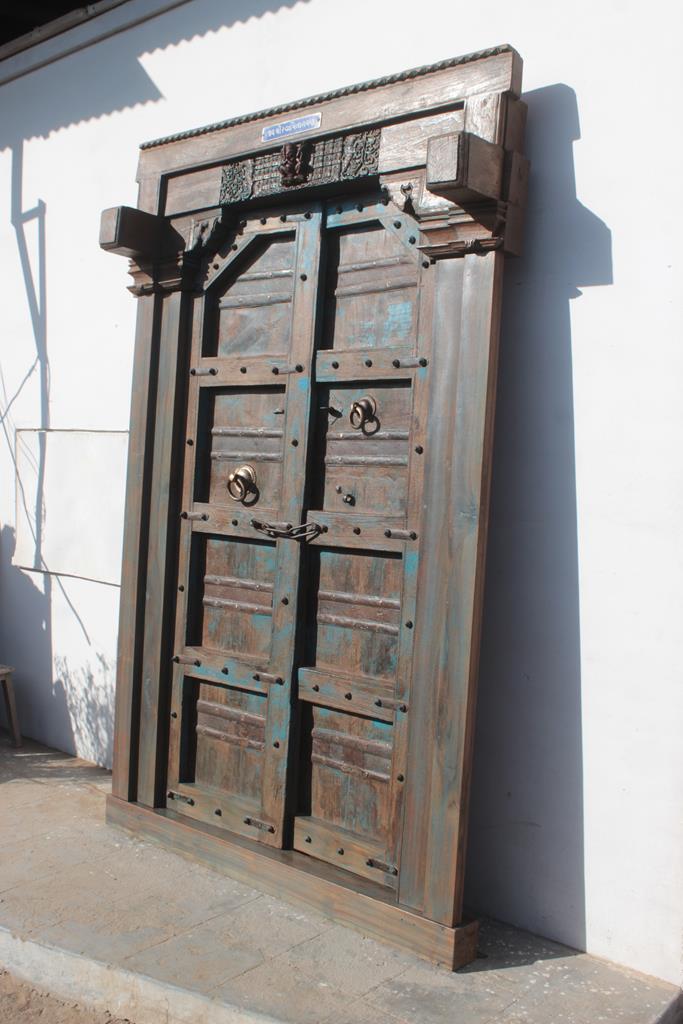 Indian door in old teak piece and patina of origin