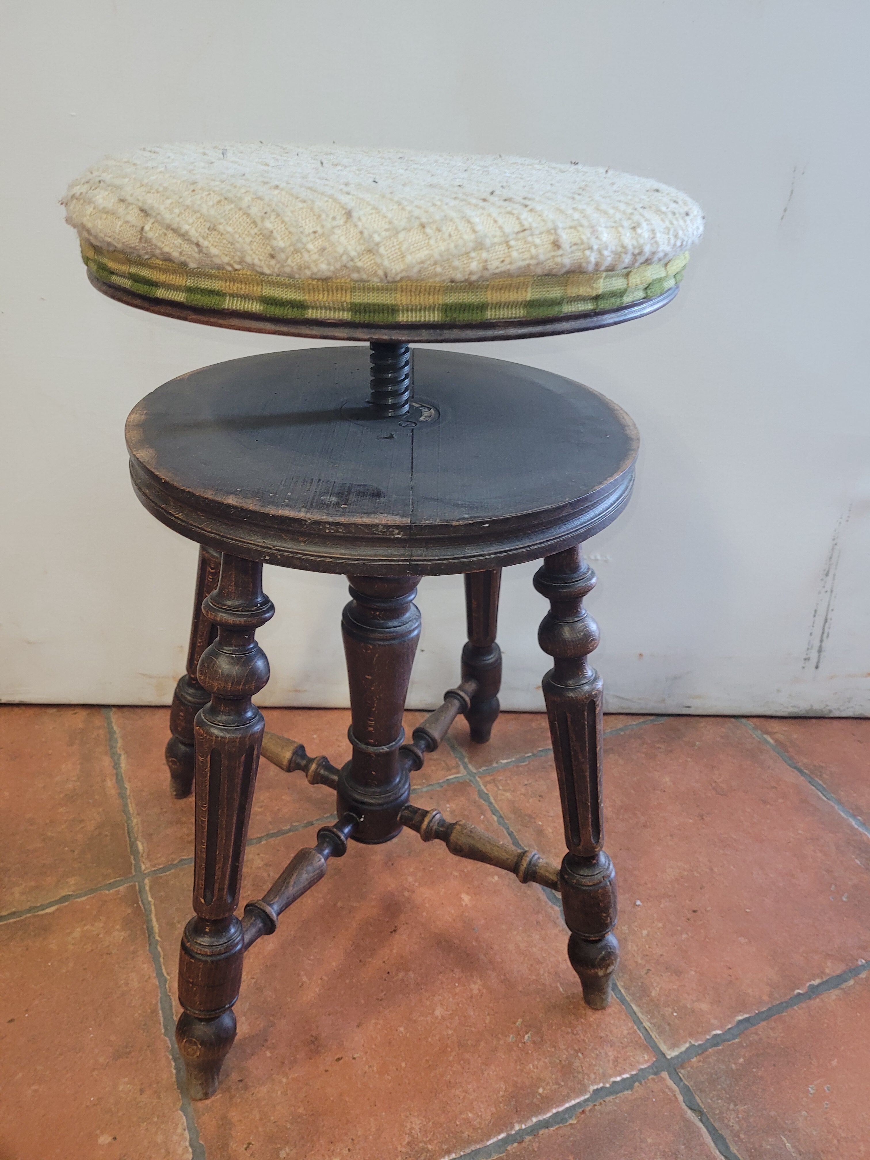 Height-adjustable piano stool