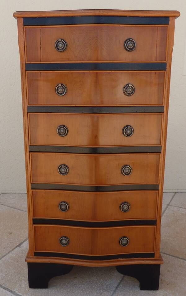 Louis XVI style chest of drawers in wood and cherry veneer.