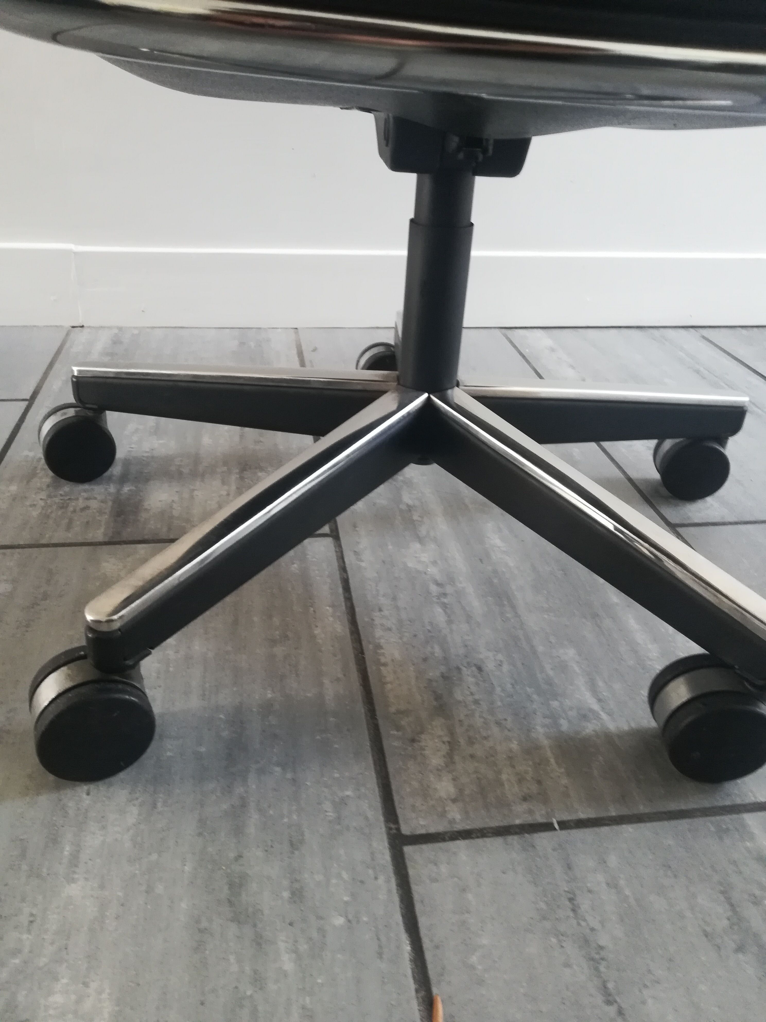 Pollock Knoll executive chair