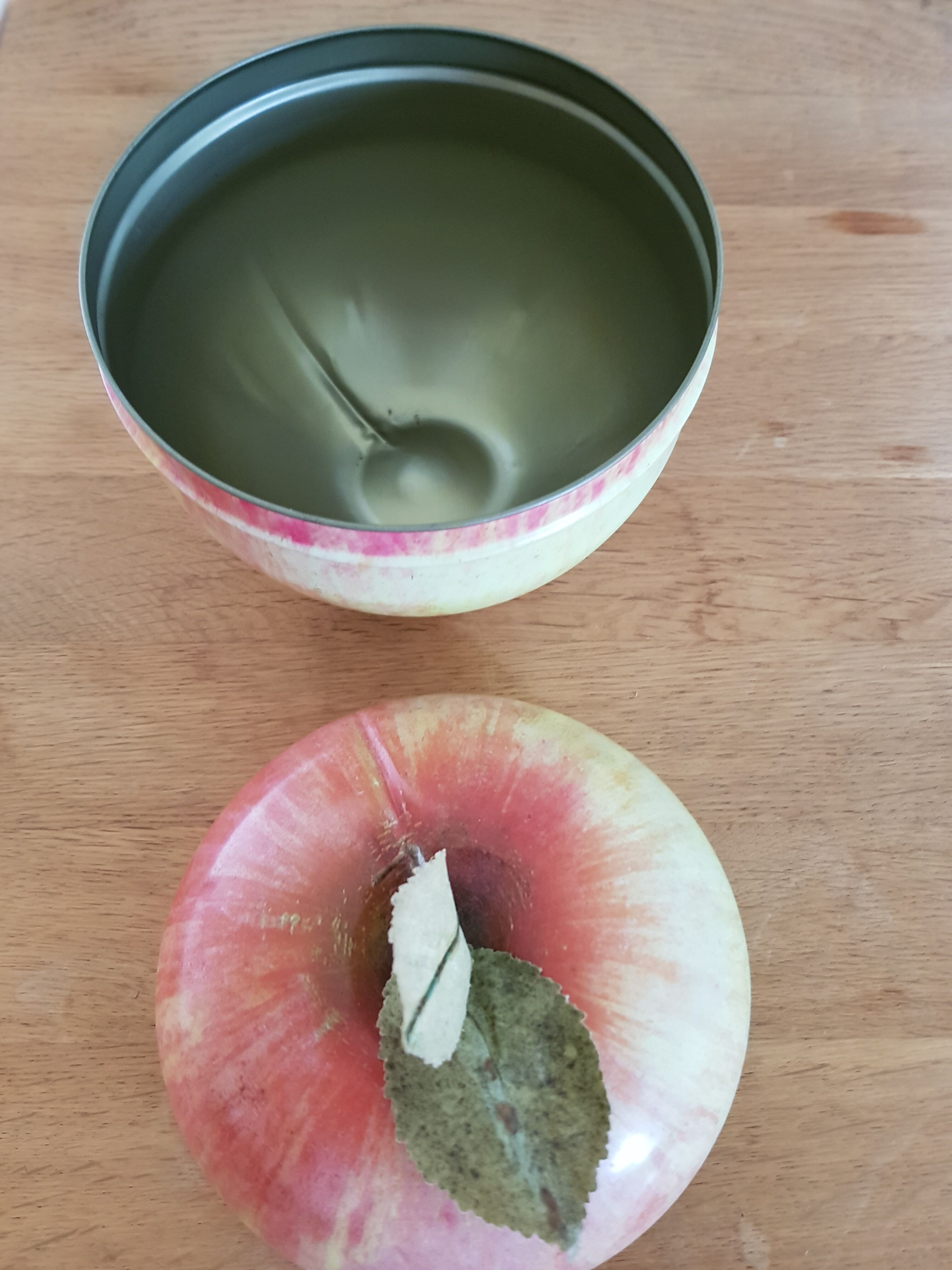 Metal box in the shape of apple Original Vintage 9