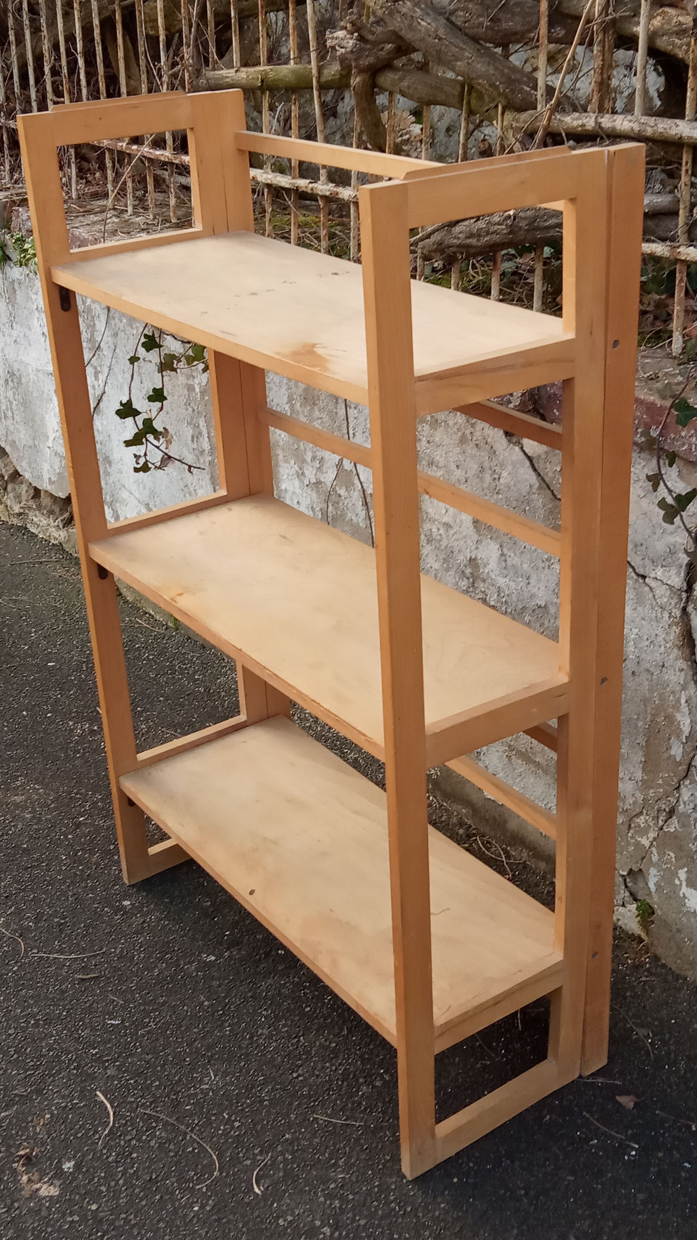 Folding bookseller's shelf