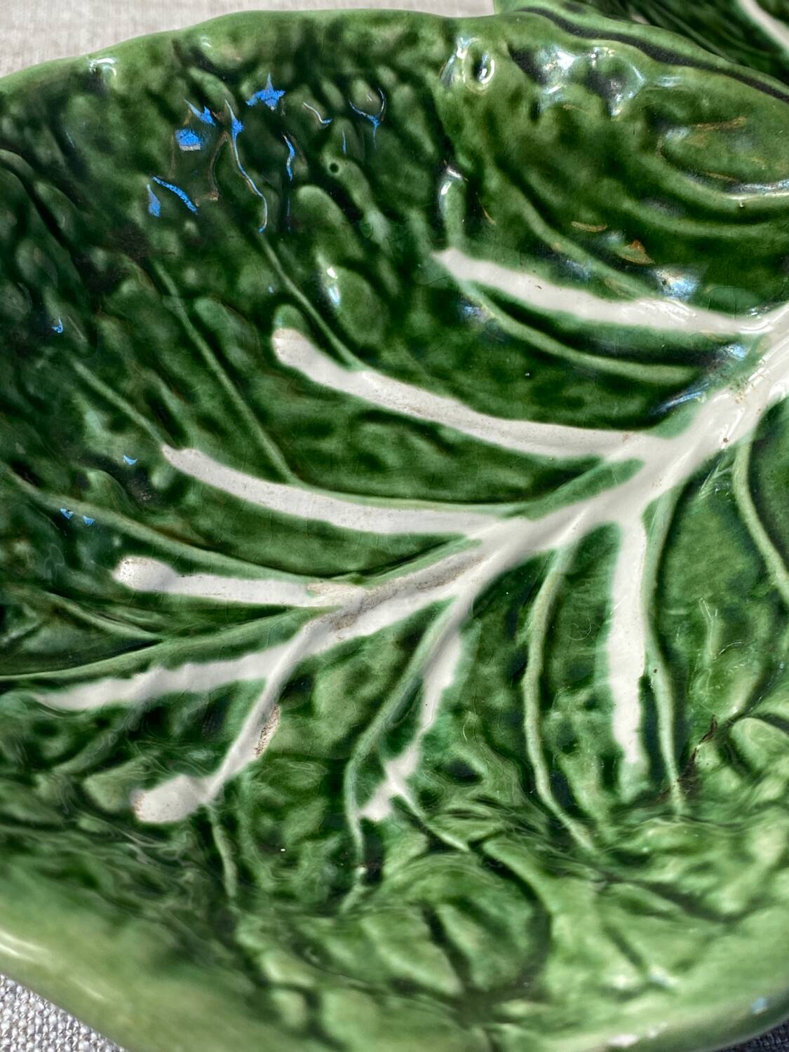 Cabbage leaf serving dish in majolica