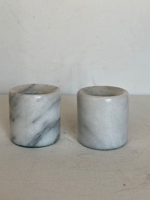 Lot of 2 White marble candlesticks, grey veins