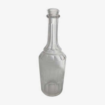 Glass decanter without cap
