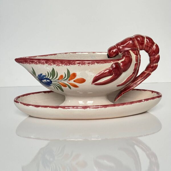 Saucière Henriot Quimper, décor fleurs et anse formant un homard