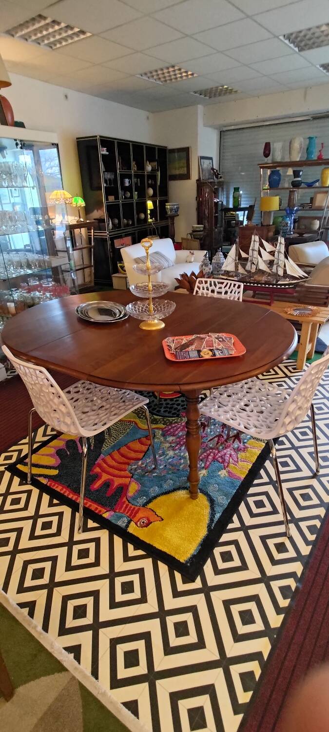 Drop-leaf table with extensions