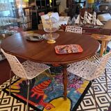 Drop-leaf table with extensions