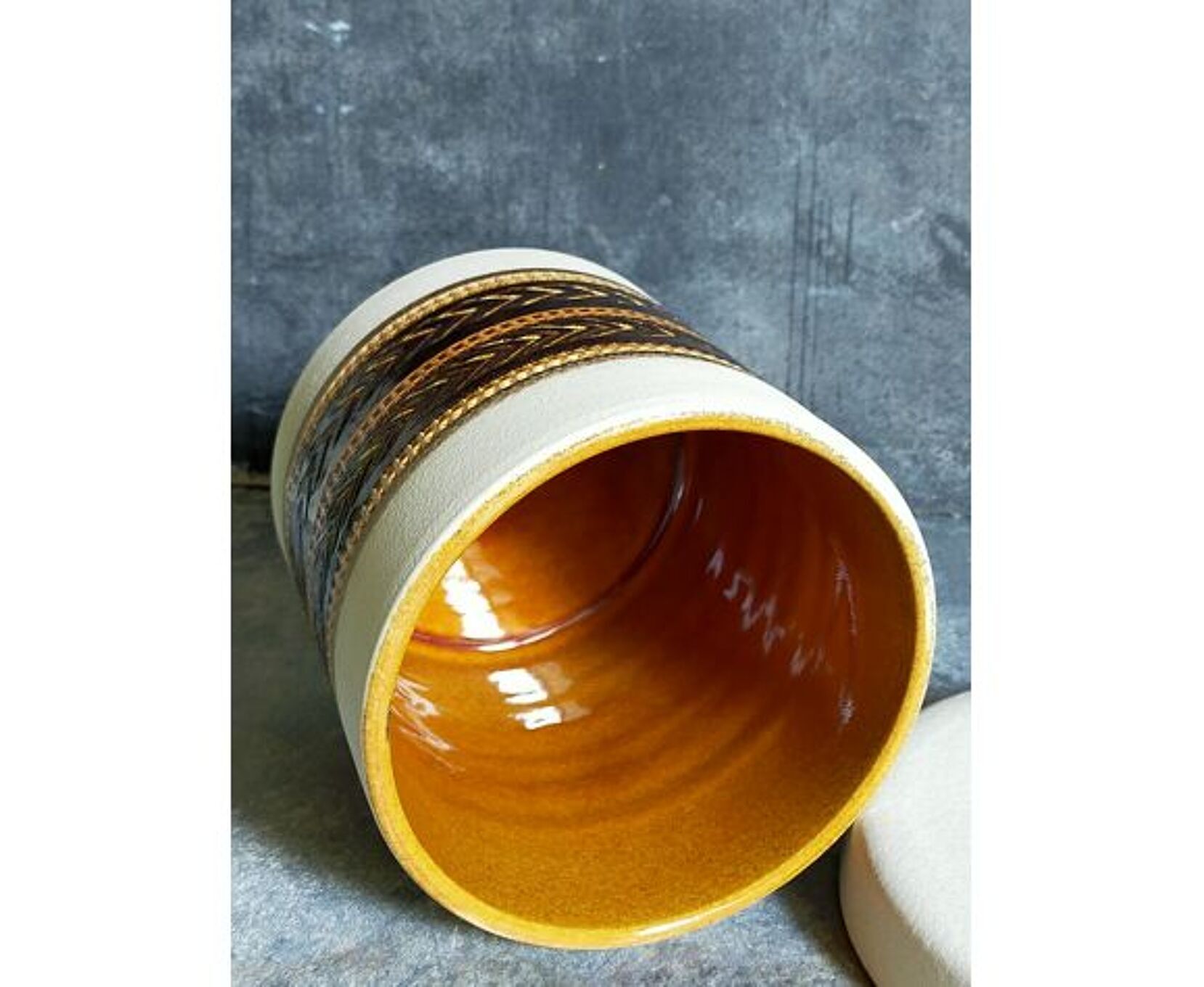 PRODUCT POP UP CHRISTMAS 2022 Ceramic box with graphic decoration, matt white enamel