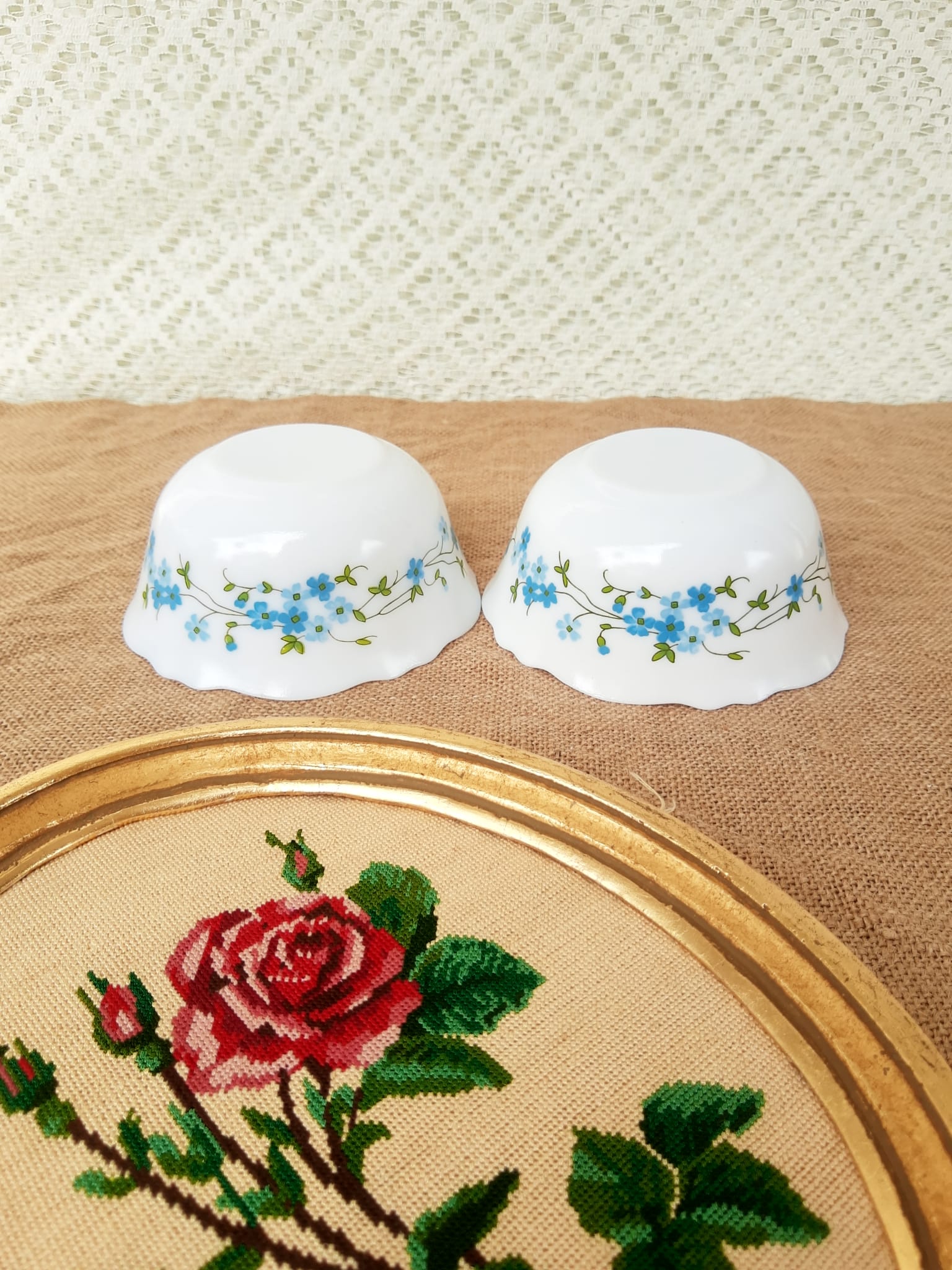 Duo of arcopal cups myosotis Veronica vintage patterns