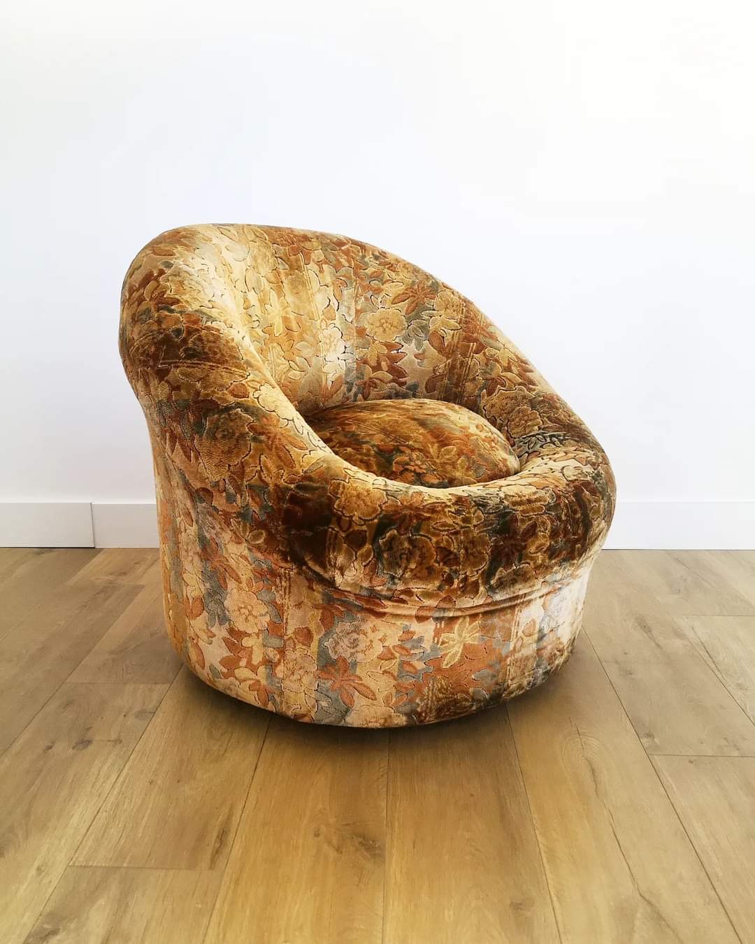 Pair of rounded armchairs in floral velvet