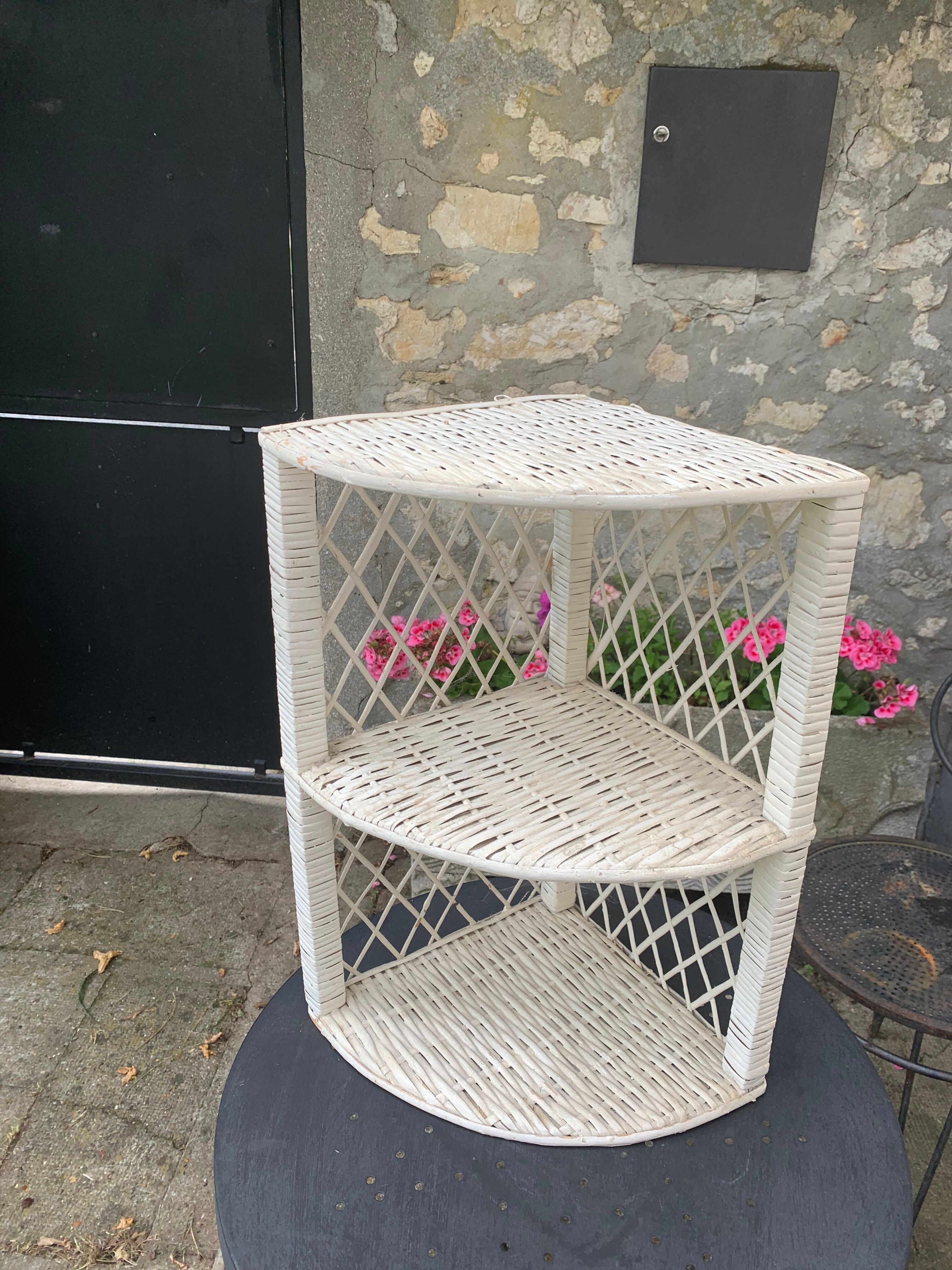Corner shelf in rattan and vintage white wicker