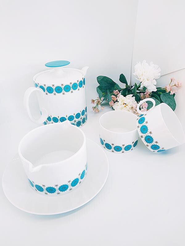 Lot 1 teapot 1 milk pot 2 cups vintage blue