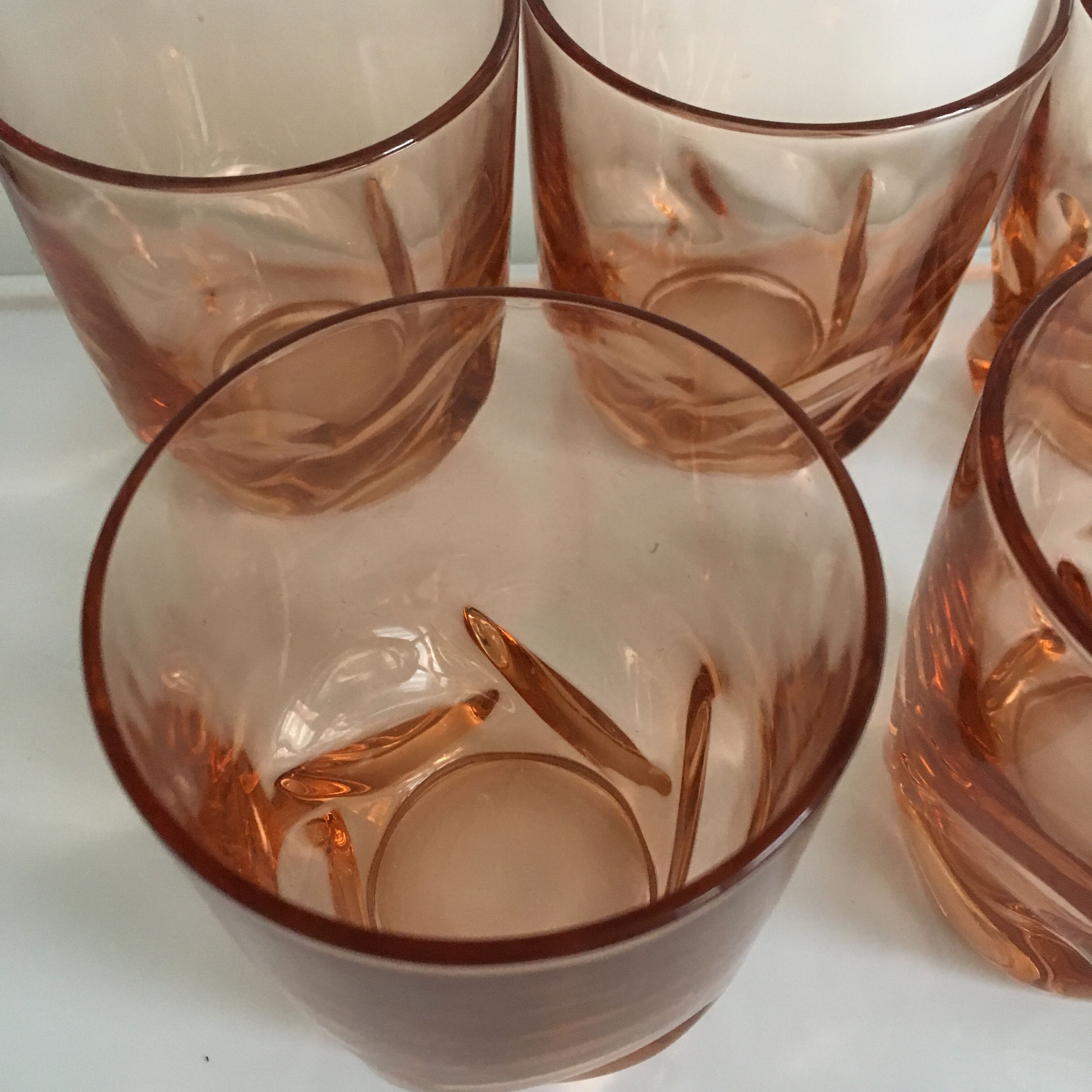 Lot de 5 verres teintés rose à base carré à vague