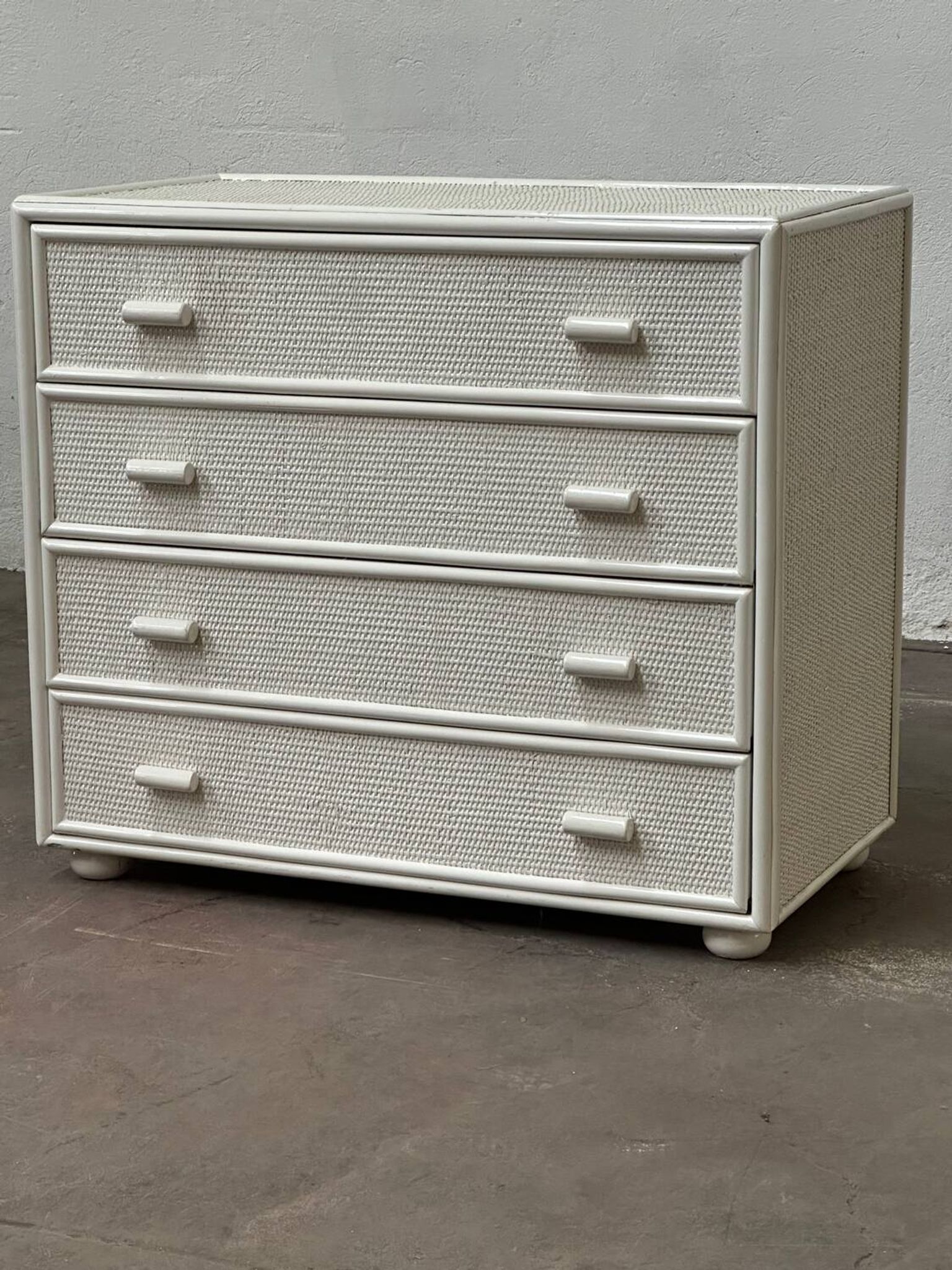 Commode en rotin blanc