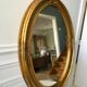 Grand miroir oval en stuc doré vintage