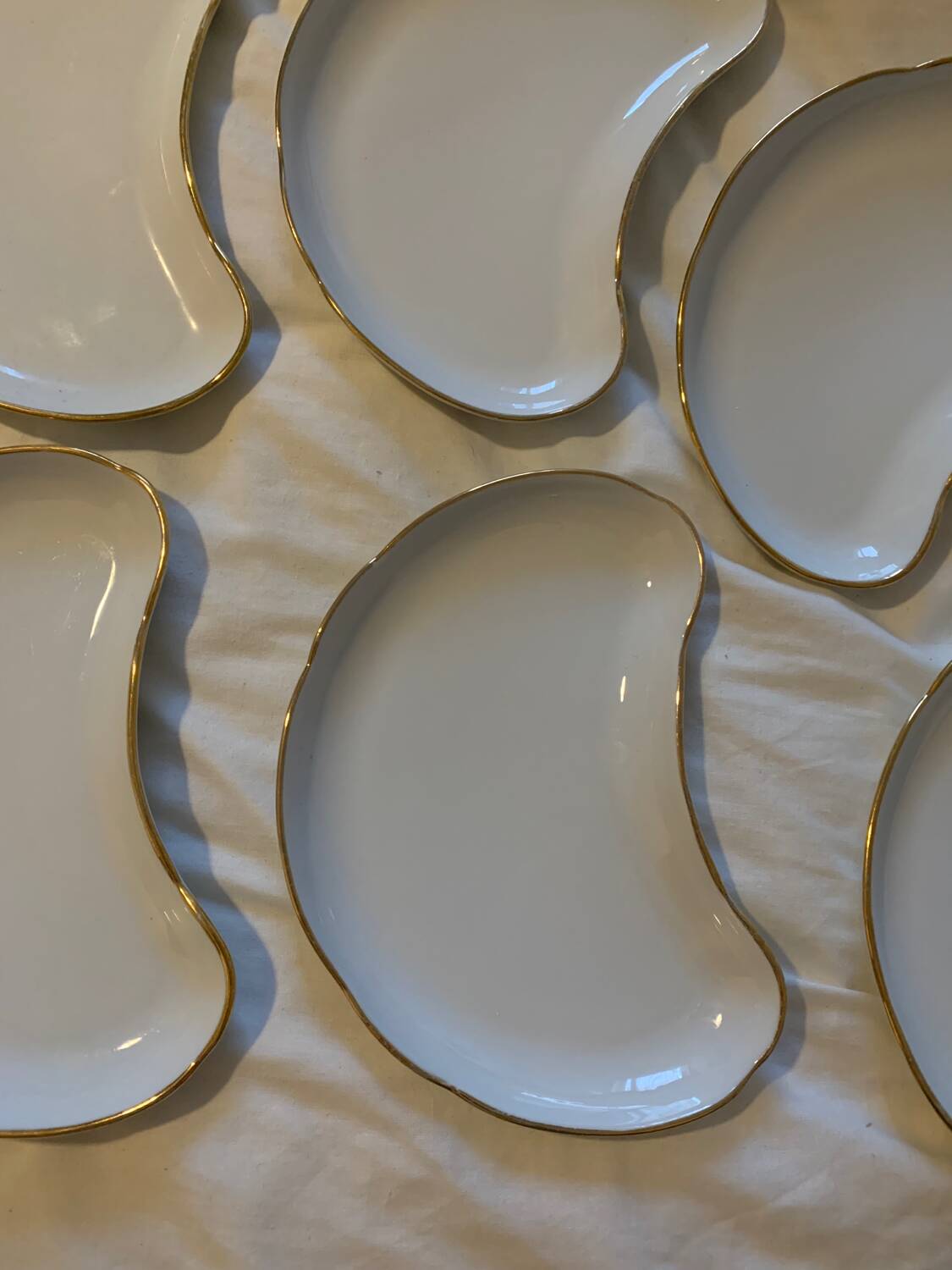 Set of 6 white porcelain plates with gold rims, Apilco