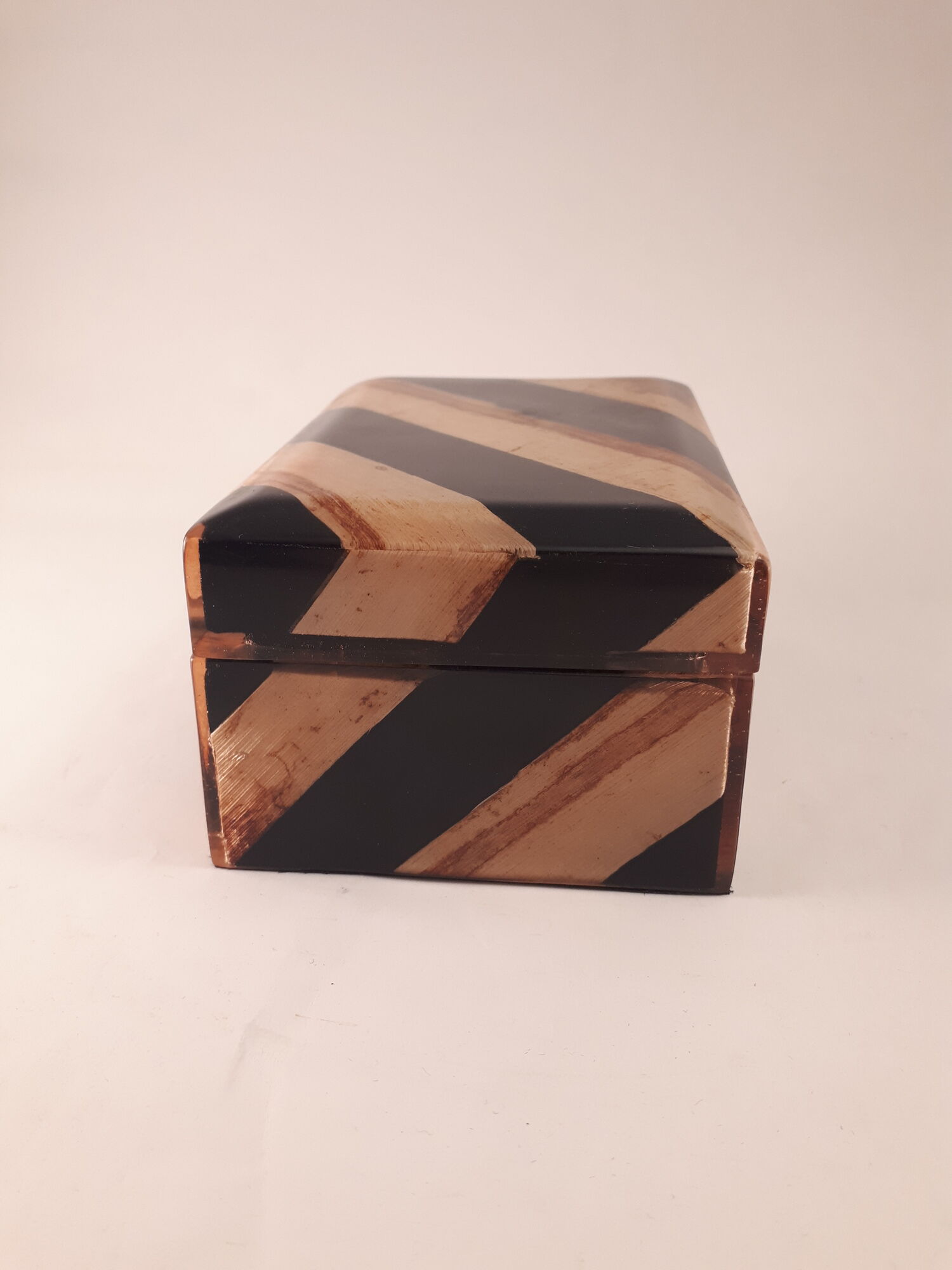 Box with black striped and vintage fawn 80