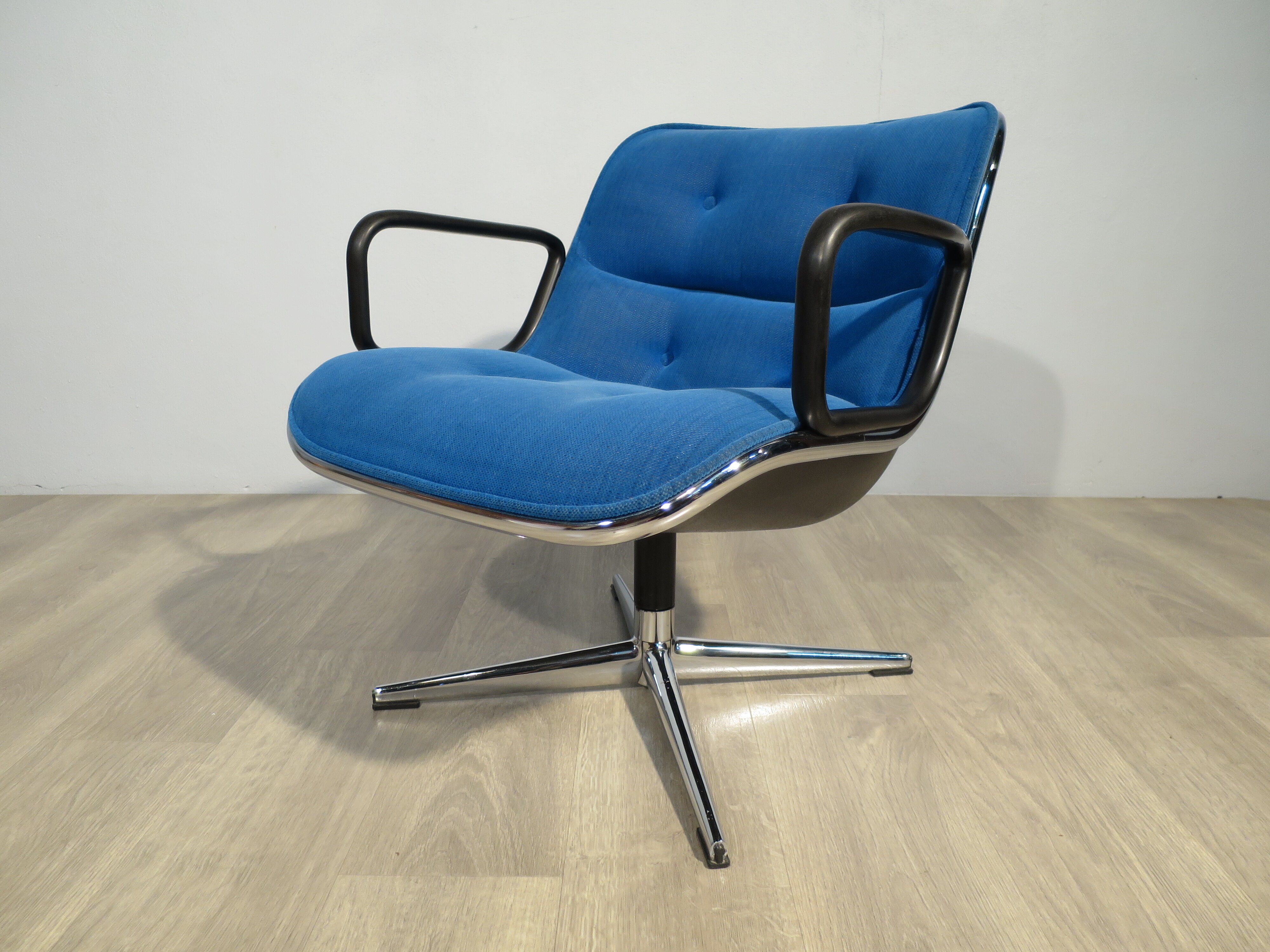 Pollock Armchair Knoll Edition