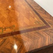 Commode autrichienne Louis XVI en placage de noyer avec incrustations et dorure, années 1790.