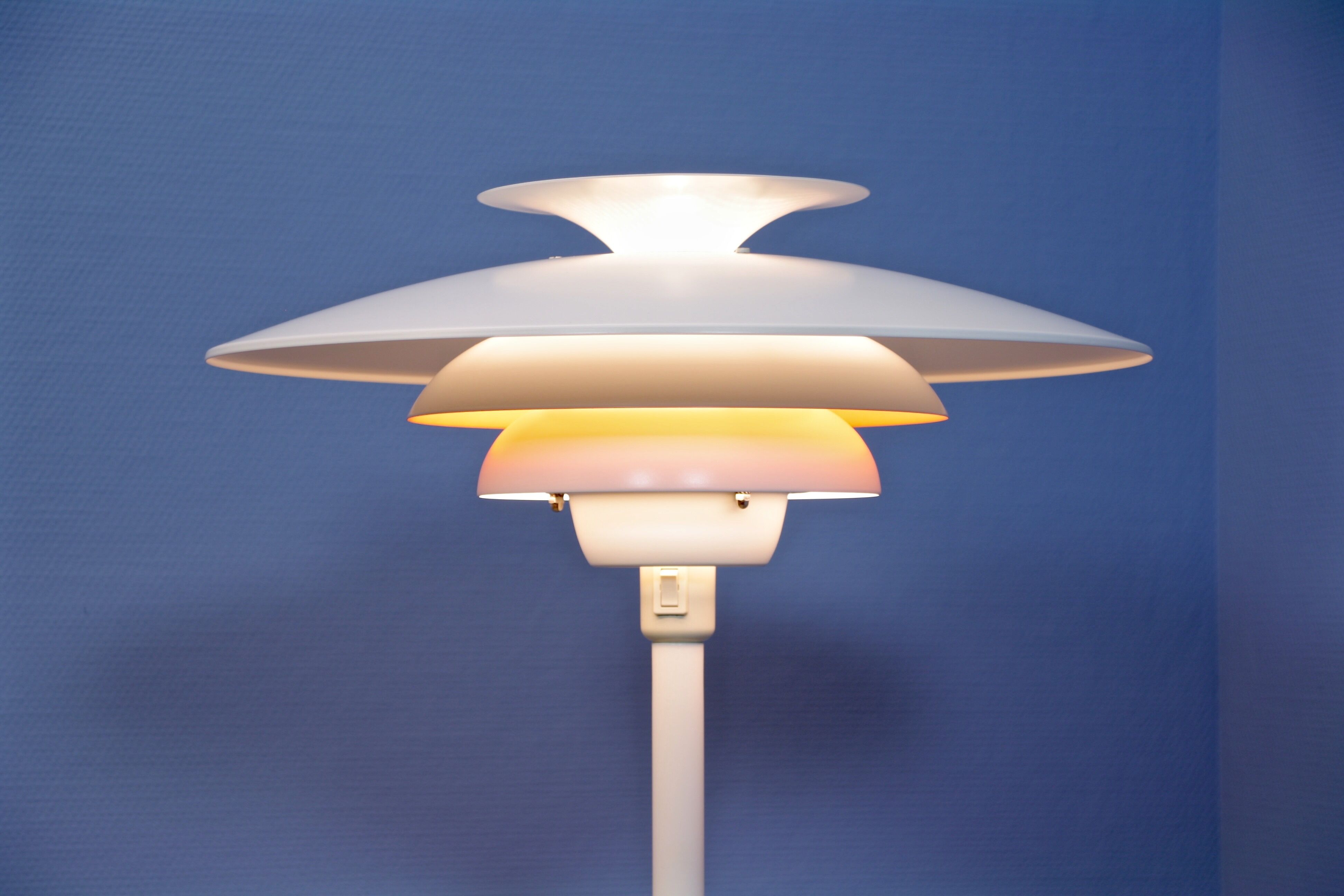 Lampadaire danois en blanc avec accent orange par Jeka Metaltryk, 1970s