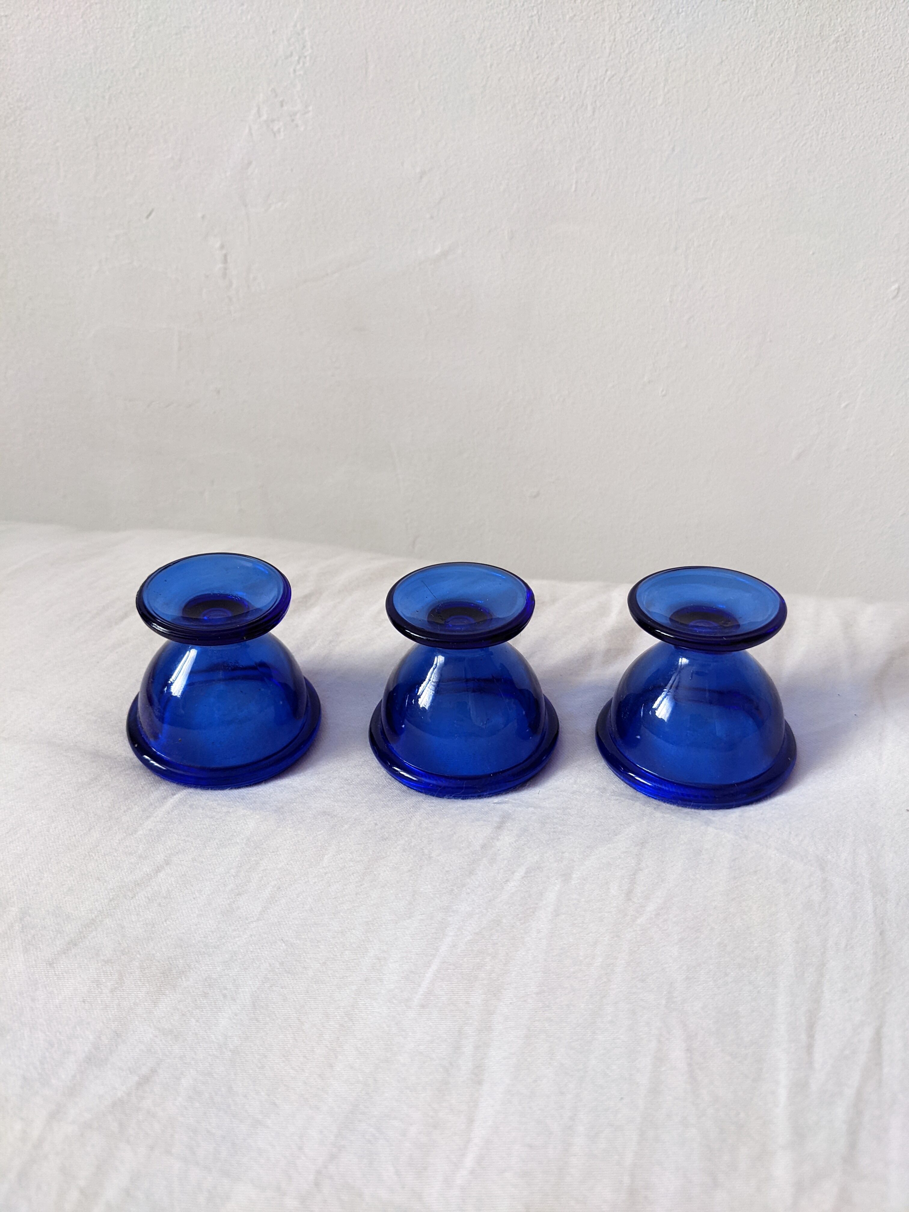 Blue shells Arcoroc France of the 70s French manufacture Height: 5 cm Diameter: 5.5 cm