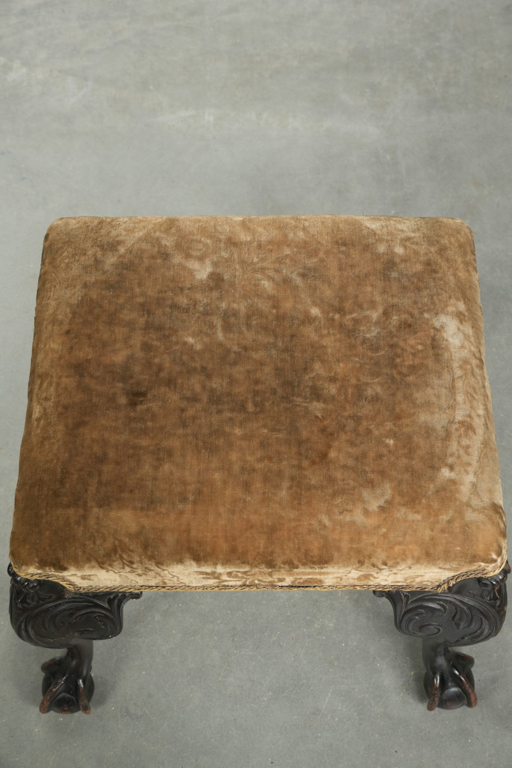 Siège / ottoman néerlandais antique du XVIIIe siècle en tissu velours