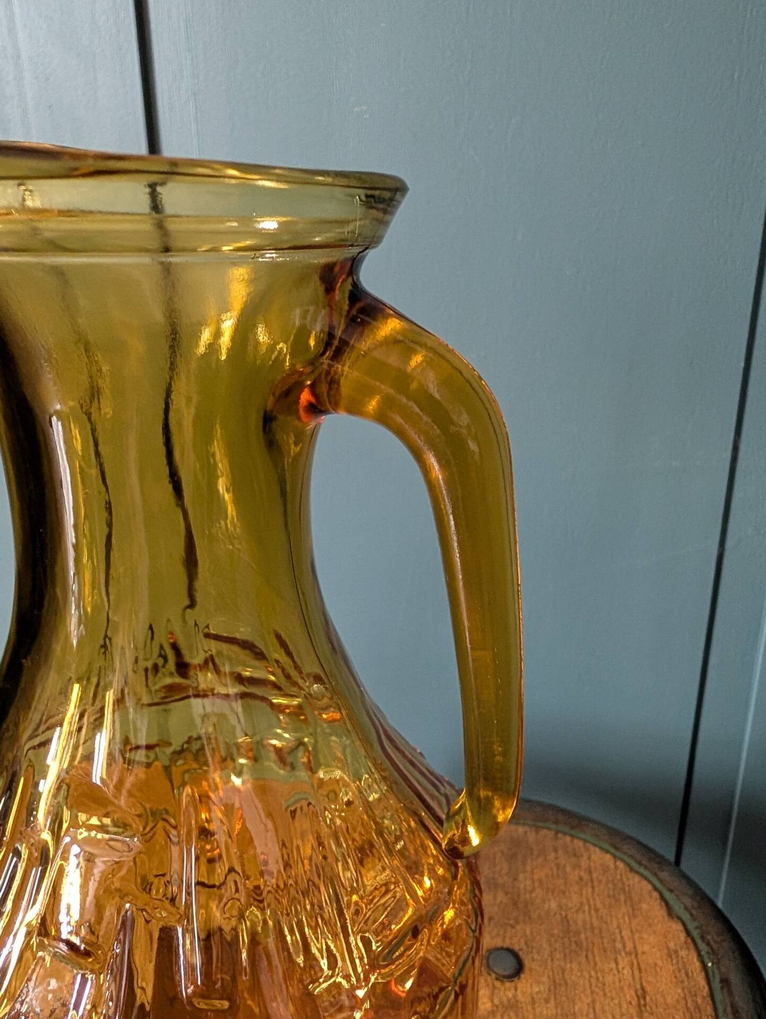 Carafe en verre ambré moulé à décor géométrique – années 1960/70
