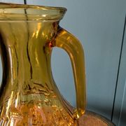 Carafe en verre ambré moulé à décor géométrique – années 1960/70