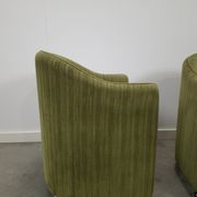 Chaises de cocktail vertes avec des roues chromées.