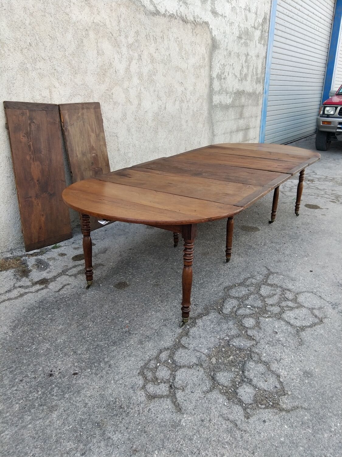 Extending table with 8 legs