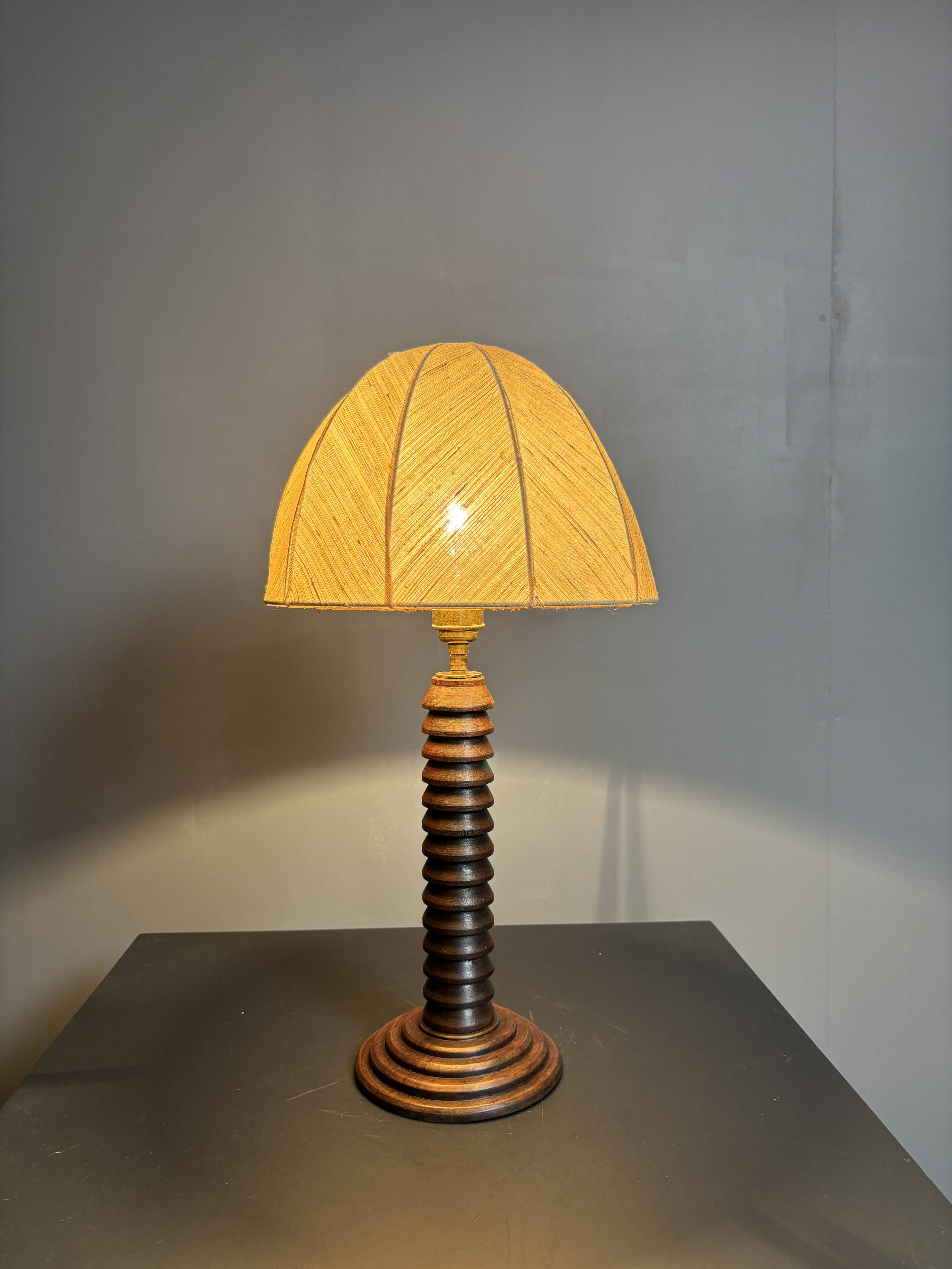 Lampe de table en bois tourné brutaliste du milieu du siècle dans le style de Charles Dudouyt, années 1950.