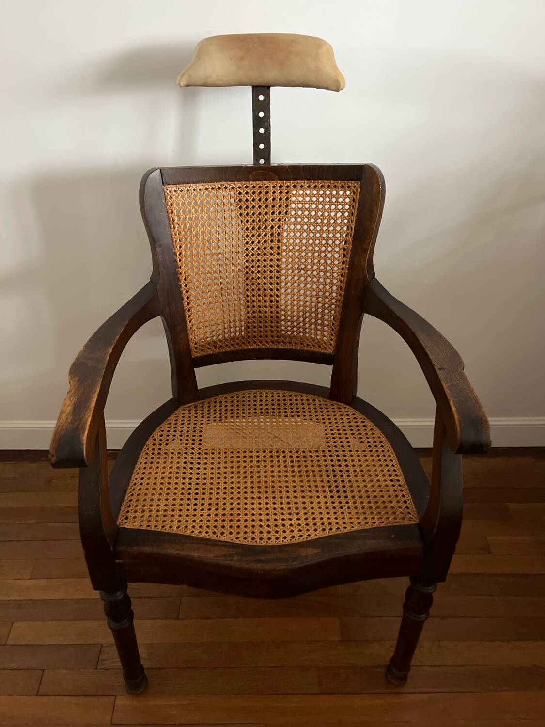 Ancien fauteuil de barbier / coiffeur en cannage