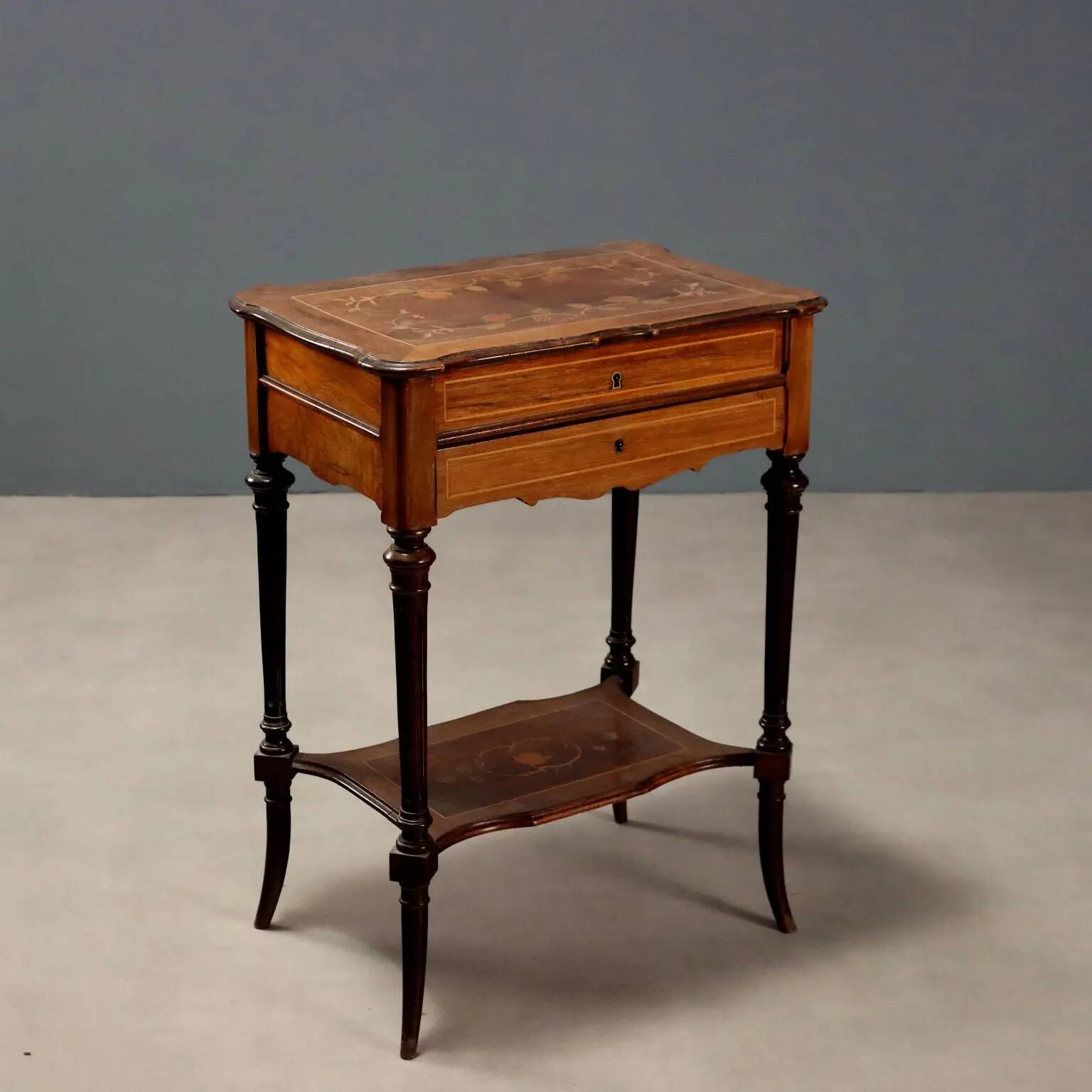 Table ancienne en essences de bois variées, Angleterre, XXe siècle