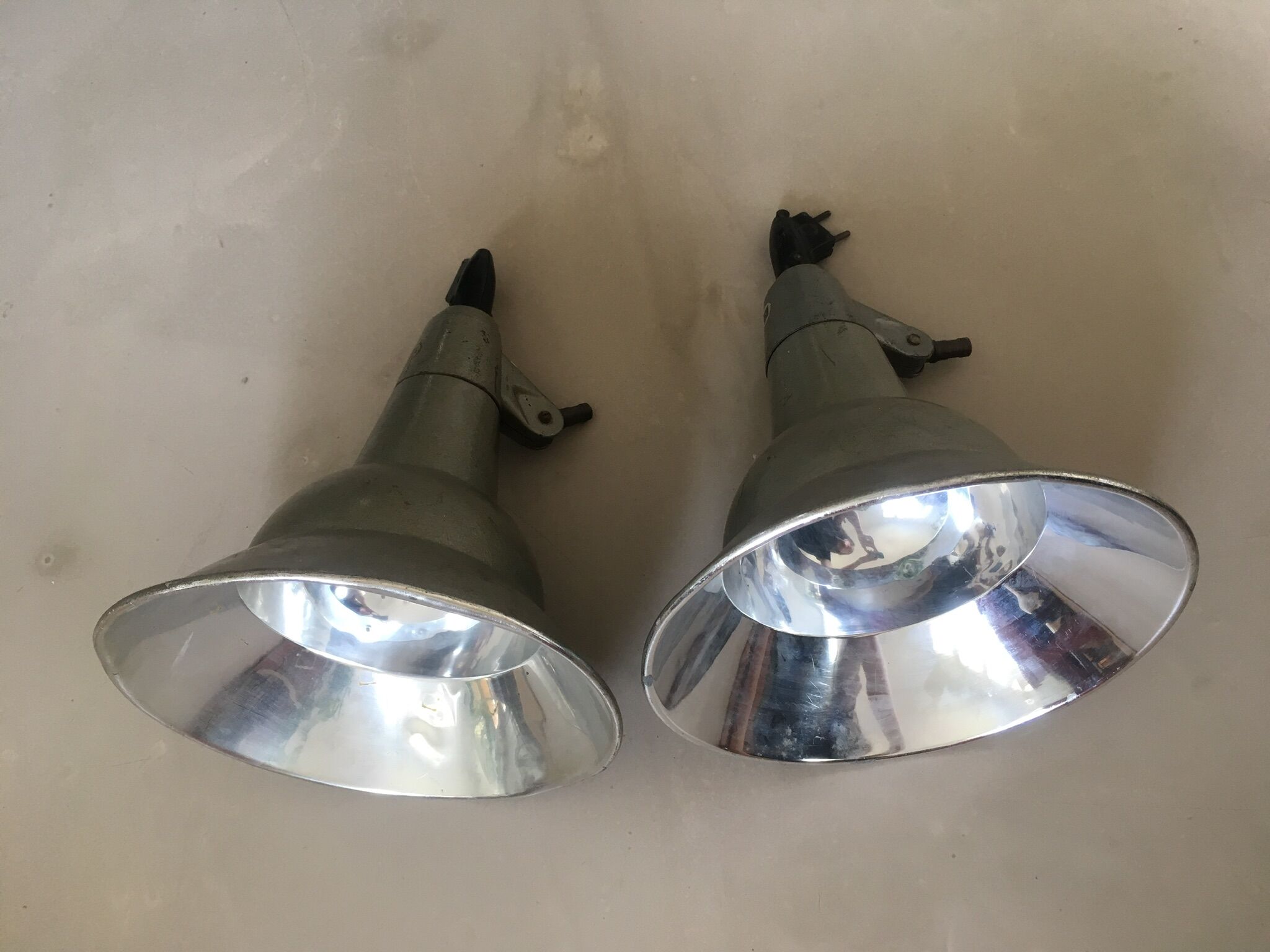 Set of 2 spots old Lita