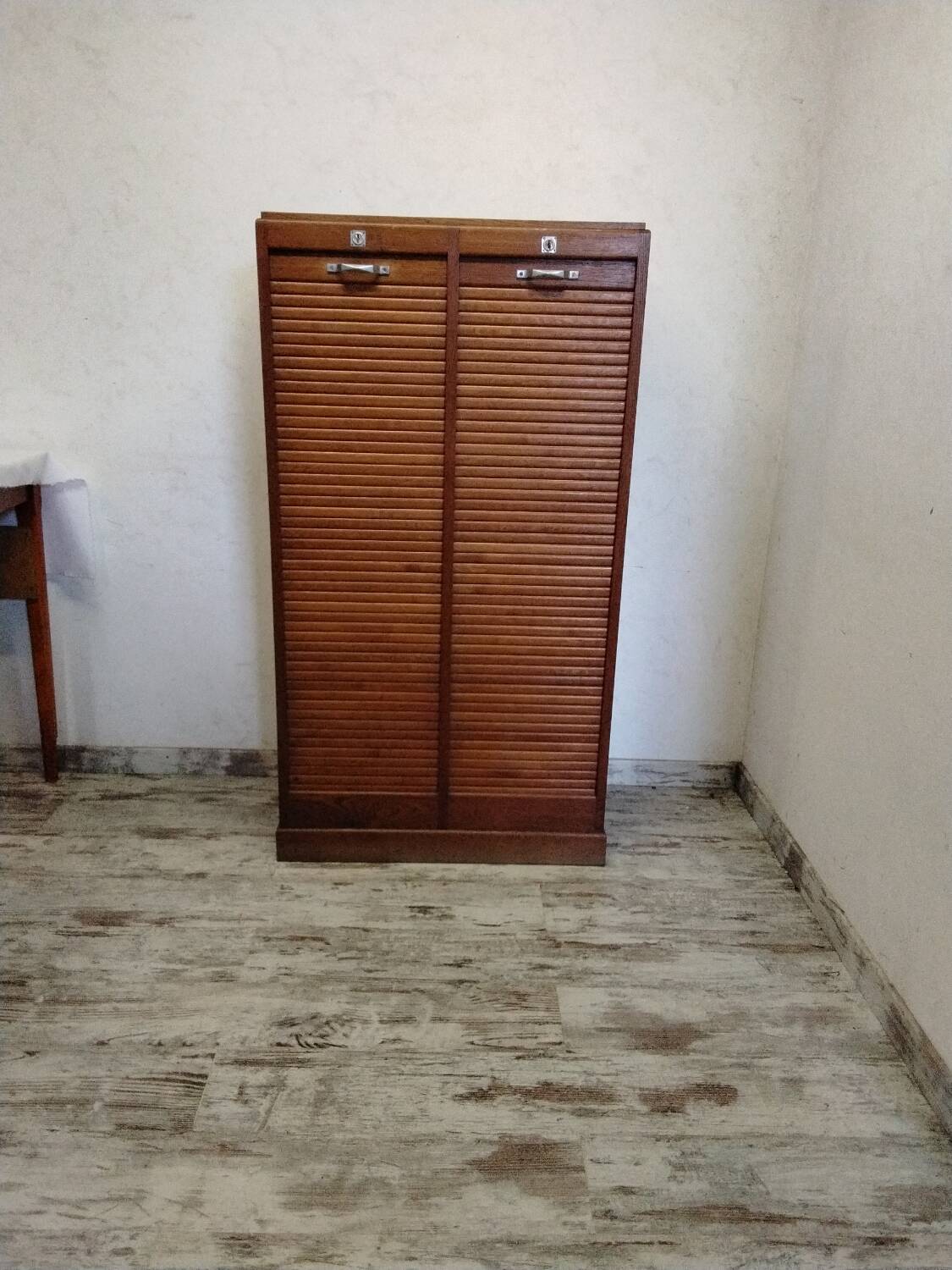 Double curtain cabinet