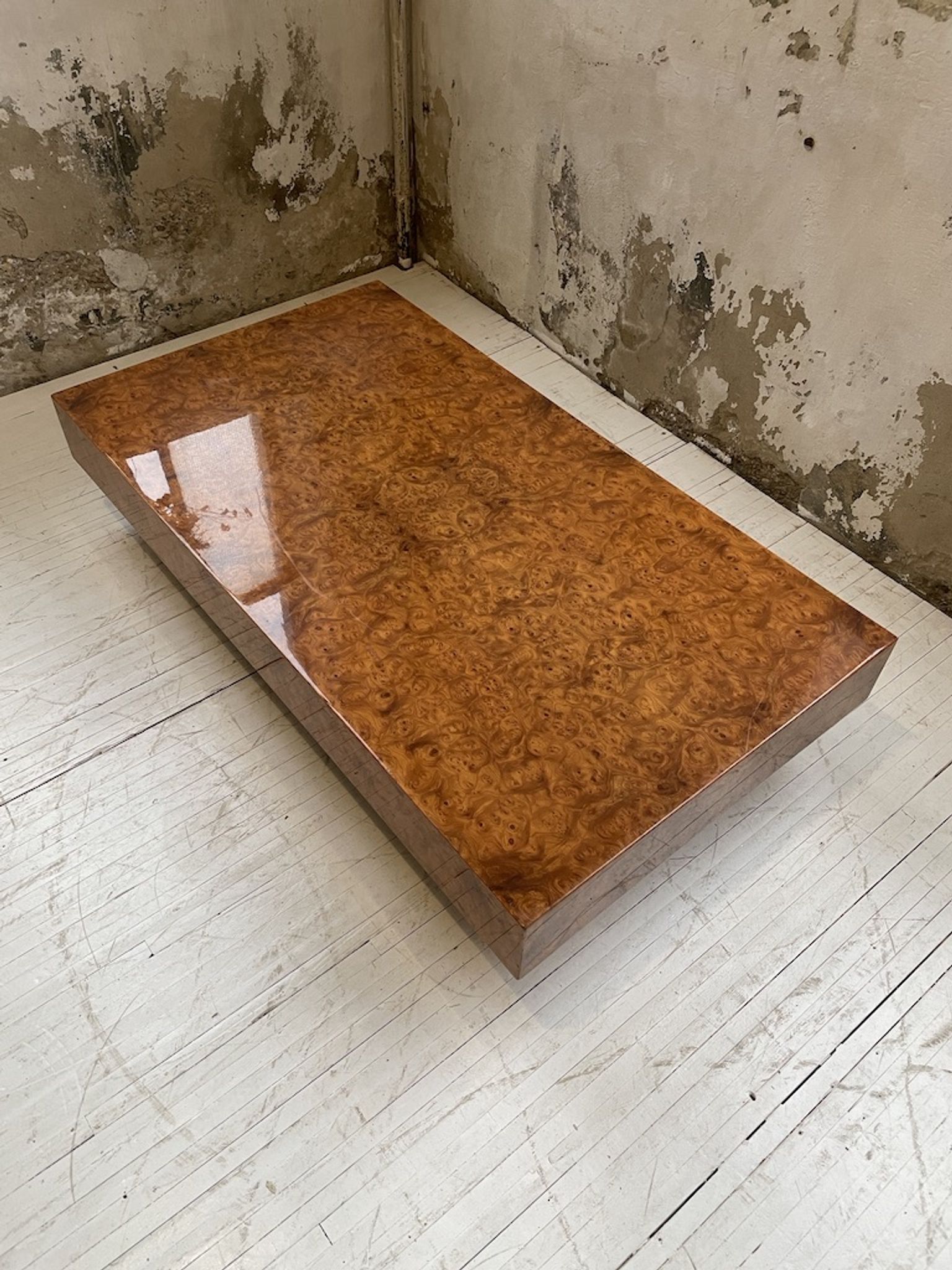 Table basse italienne laque loupe d’orme
