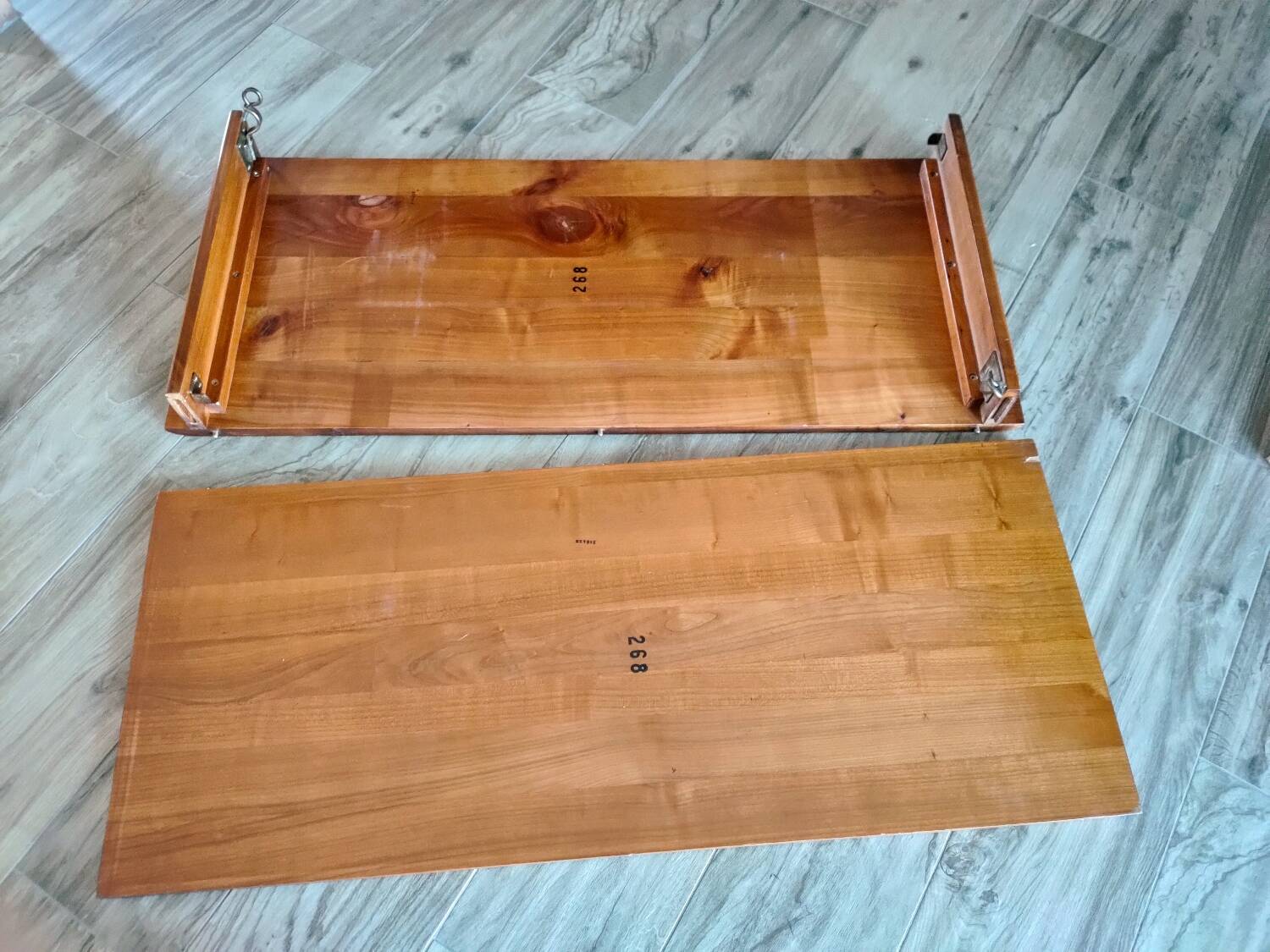 Round table with central leg