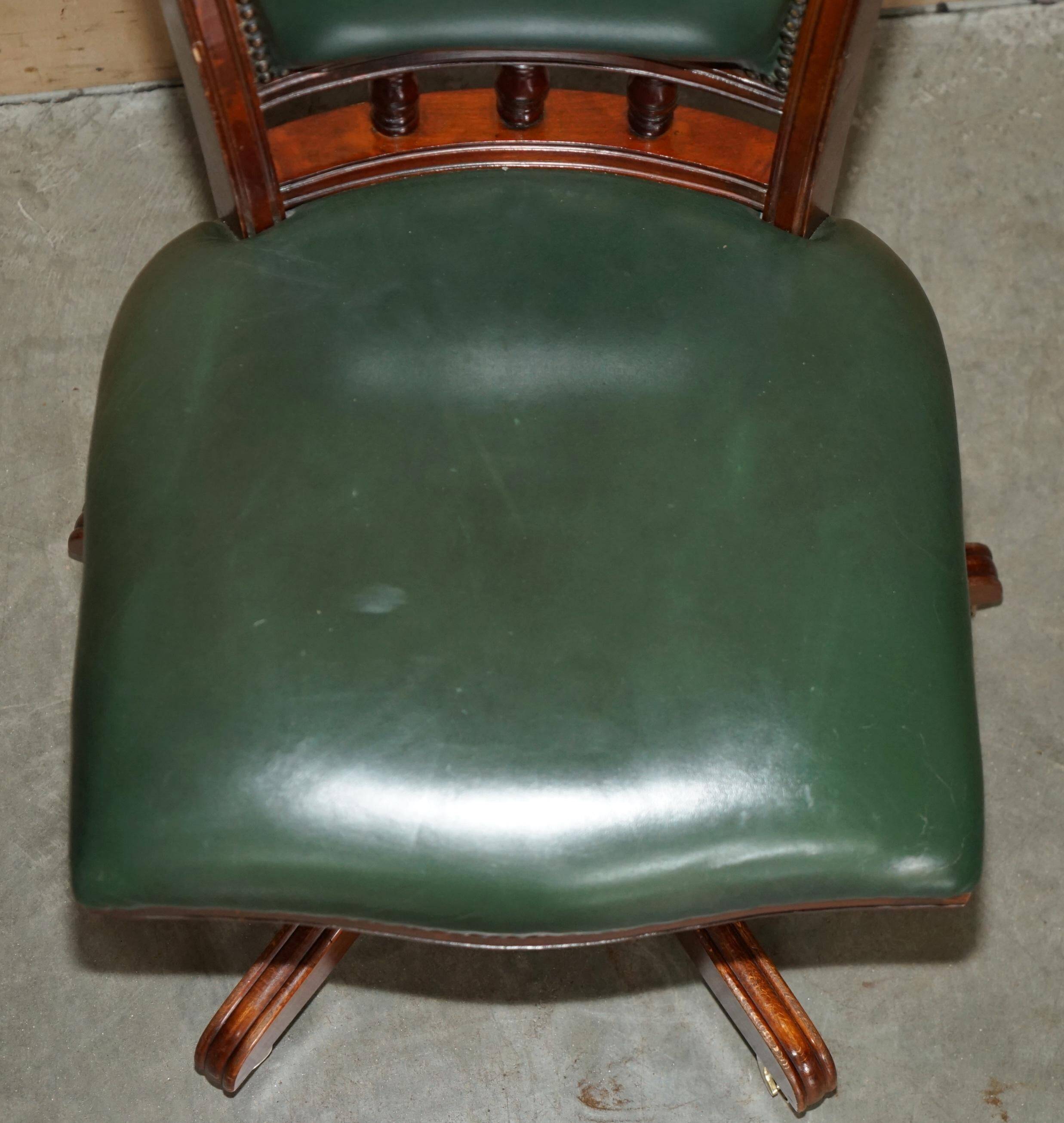Modern captain's chair in leather, beech frame, adjustable.