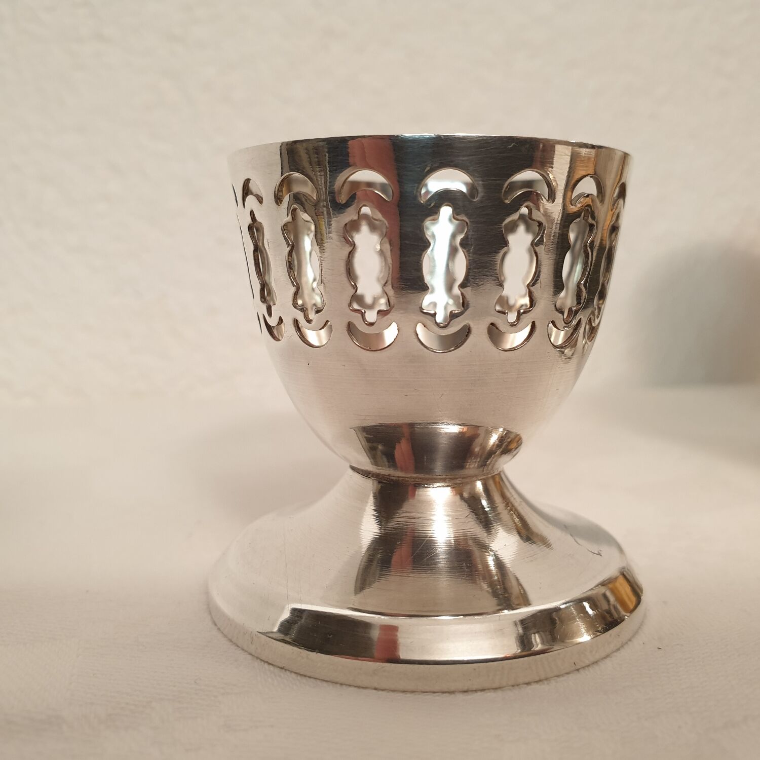 3 shells and 2 silver metal napkin rings