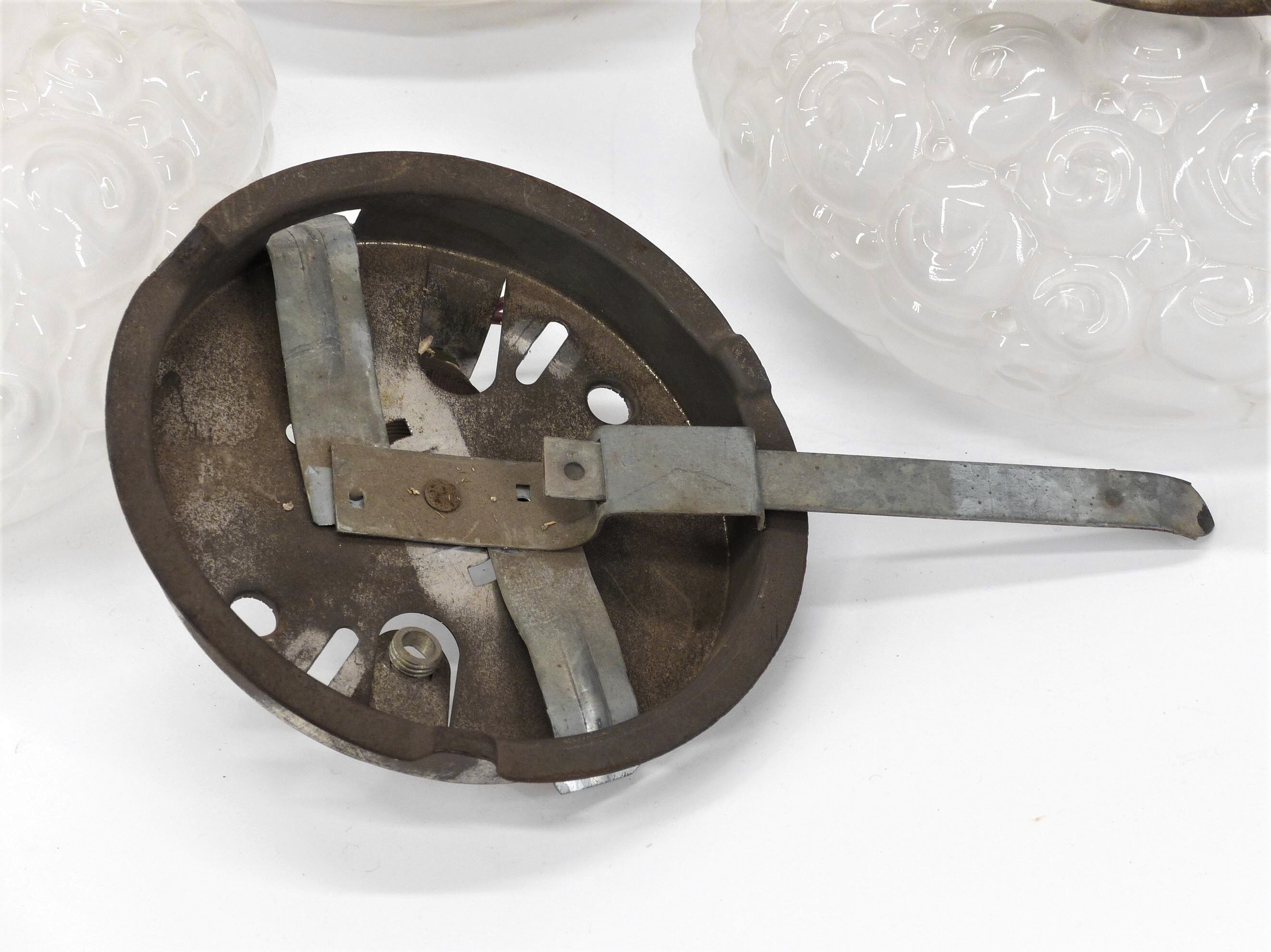 3 plafonniers en verres blancs pressés moulés motifs escargots