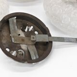 3 plafonniers en verres blancs pressés moulés motifs escargots