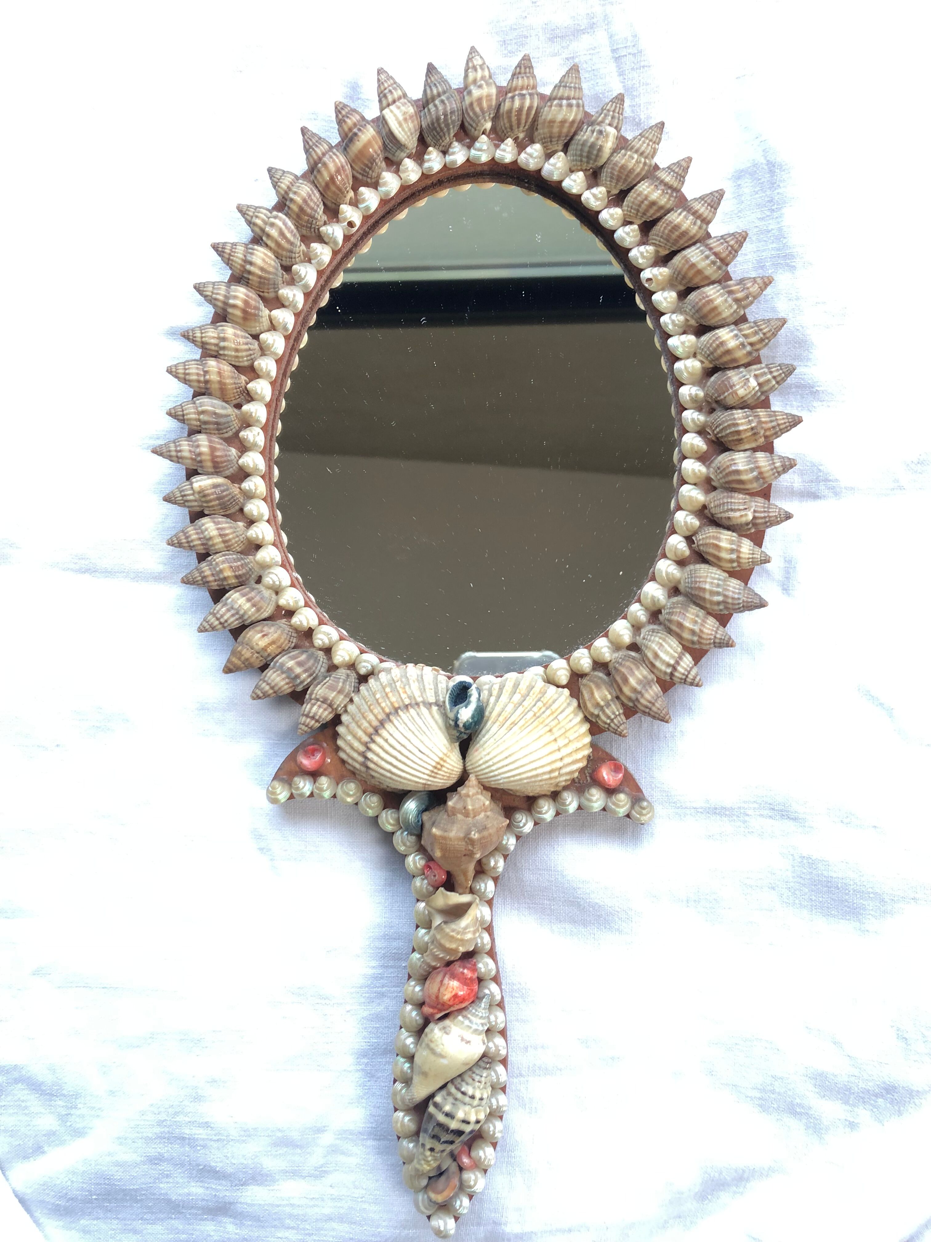 Wall mirror in seashells 19x36cm