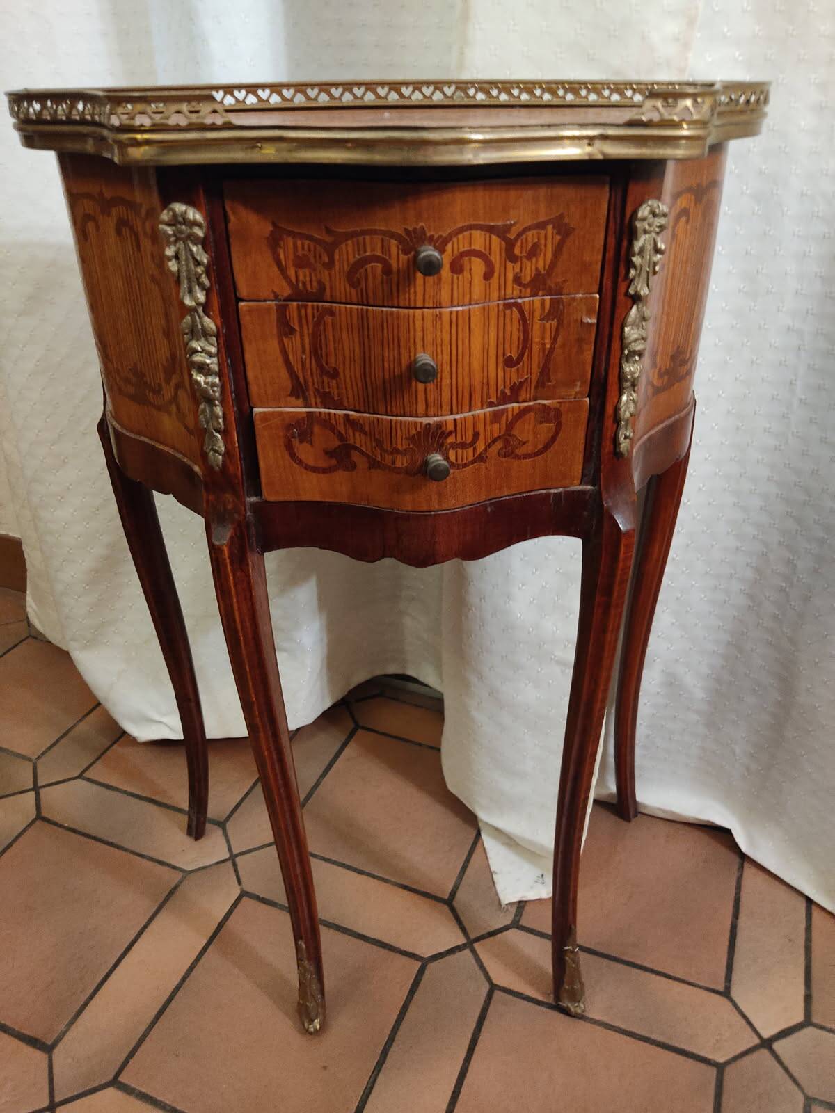 Paire de  tables de chevet  Louis XV