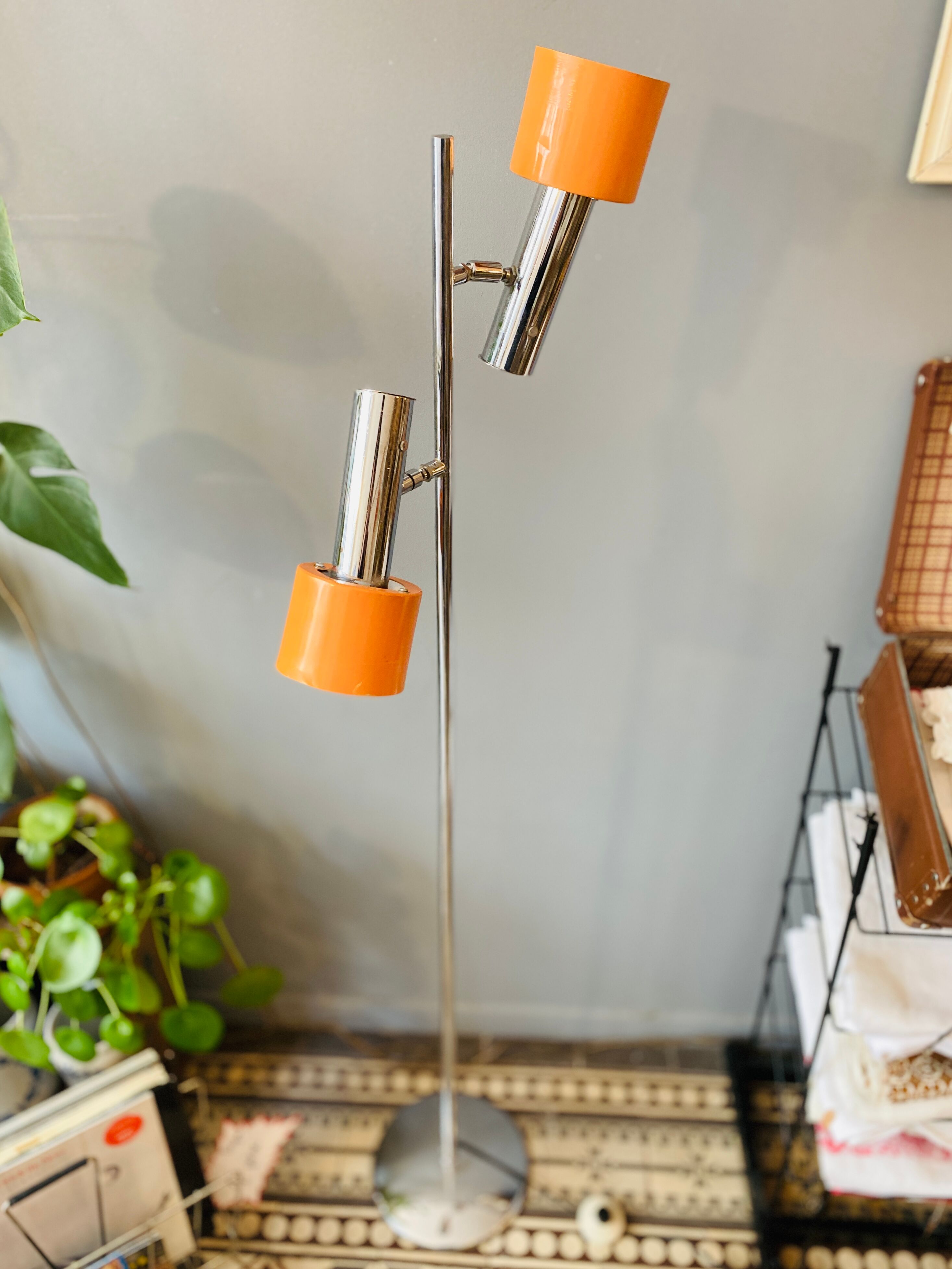 Floor lamp with 2 adjustable orange spots